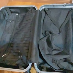 受け渡し待ち【まだ使用できますがタイヤ一部破損】キャリーケース ブルーの画像