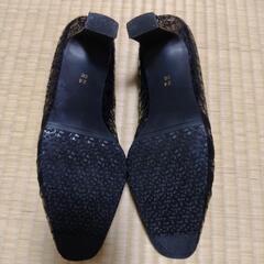 黒パンプスの画像