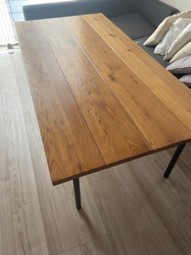 オシャレなダイニングテーブルです。