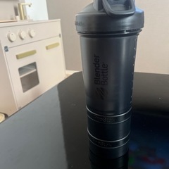プロテインシェイカー4つ+プロテイン容器2つの画像