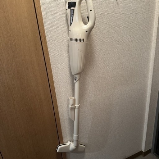 マキタ　makita コードレス掃除機　白　充電器あり