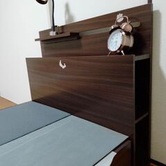 シングルベッド 引き出し付き＆照明の画像