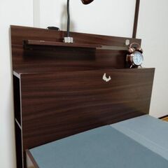 シングルベッド 引き出し付き＆照明の画像