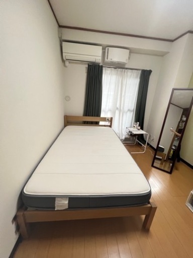 ベッド　サイドテーブル　鏡