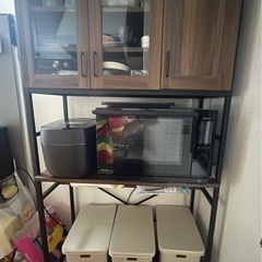 食器棚とゴミ箱3つ