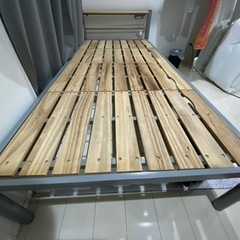 シングルベッドの骨組みの画像