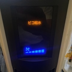 扇風機(タワー型)と3Lポットの画像
