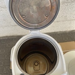 扇風機(タワー型)と3Lポットの画像