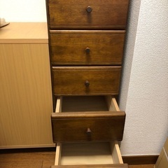 隙間に入る収納家具の画像