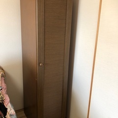 ハンガー掛けタイプの細長いクローゼットの画像