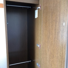 ハンガー掛けタイプの細長いクローゼットの画像