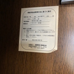 ハンガー掛けタイプの細長いクローゼットの画像