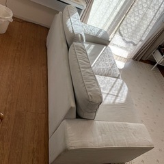 値下げしました❗️3人掛けソファー　アイボリー　布製の画像