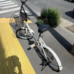 【リサイクルショップどりーむ鹿大前店】No.1100　自転車　白色　鍵付きベル付き　ライト付き　カゴ付き　の画像