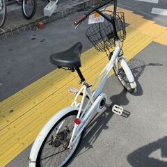 【リサイクルショップどりーむ鹿大前店】No.1100　自転車　白色　鍵付きベル付き　ライト付き　カゴ付き　の画像