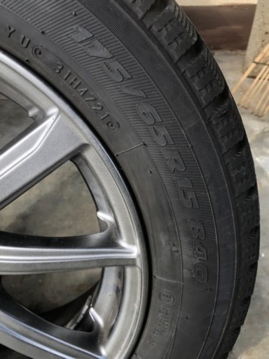 AQUA用のスタッドレスタイヤ175.65R15