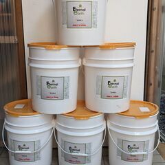 ！！かなり丈夫です！！　防水性の蓋つき！！　プラスチック製のペール缶