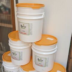 ！！かなり丈夫です！！　防水性の蓋つき！！　プラスチック製のペール缶の画像