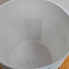 ！！かなり丈夫です！！　防水性の蓋つき！！　プラスチック製のペール缶の画像