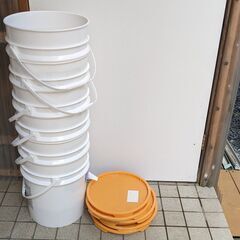 ！！かなり丈夫です！！　防水性の蓋つき！！　プラスチック製のペール缶の画像