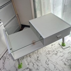 ガラス収納、引き出し付きのコーヒーテーブル