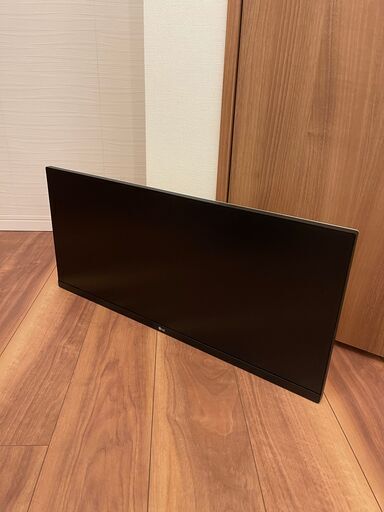 モニターアーム付きワイドスクリーン・モニター