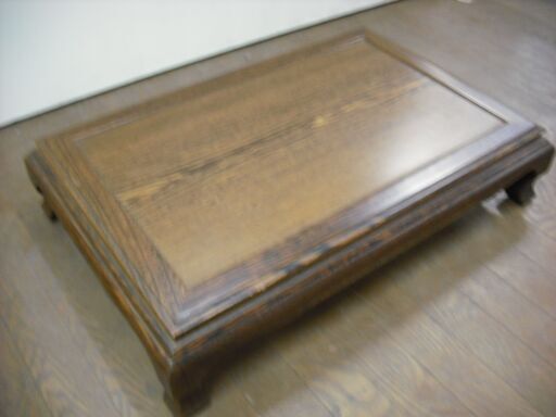 値下げ。家具廃業展示品・未使用新品　花台・唐木家具　鉄刀木・タガヤサン無垢材　徳島産　ｗ５１ｄ３４ｈ１１ｃｍ。杢目の綺麗な樫木の鉄刀木の花台です。
