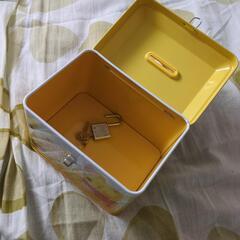 プーさんの貯金箱（カギ付き）の画像