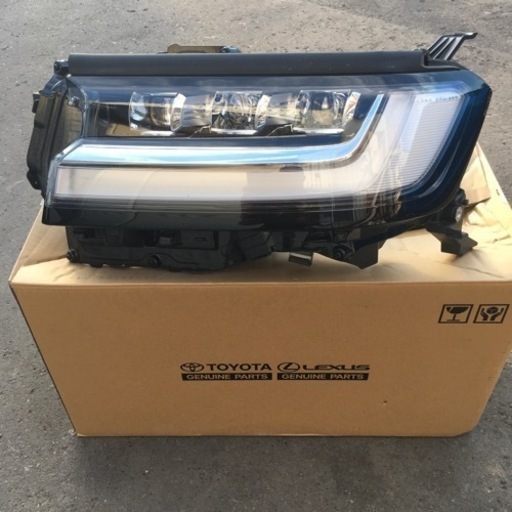 トヨタ  ランドクルーザー300G R スポーツ左ヘッドライト