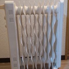 【美品】アイリスオーヤマ  ウェーブ型オイルヒーター