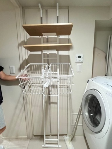 （中古サビあり）ワイヤーバスケット付き 突っ張り洗濯機ラック(ホワイト)