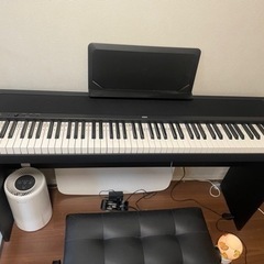 Korg 中古電子ピアノ　ペダル付き