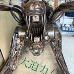 イギリス製エイリアンガラステーブル 廃材アーティストの作品