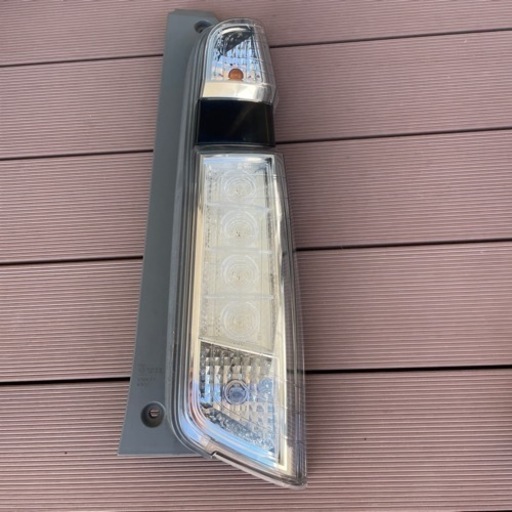 ホンダn-ワゴンテールライト右側（運転席側）