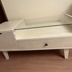 リビング　ガラステーブルの画像