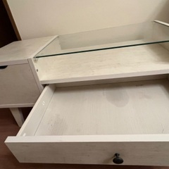 リビング　ガラステーブルの画像