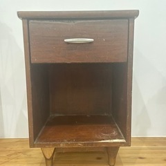 アメリカン　ナイトテーブル