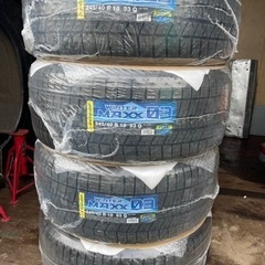 スタッドレスタイヤ　245/40R18
