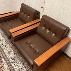 1人用のソファー2つの画像