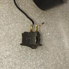 USB卓上扇風機のモータとスイッチの画像