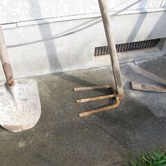 （農機具）スコップ・くわ等３本セットで差し上げます。の画像