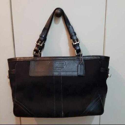 COACH コーチ　黒いハンドバッグ(青いステッチ)