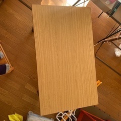 机とイスの画像