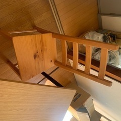 机とイスの画像