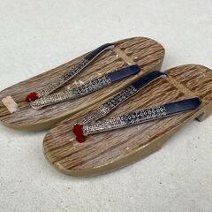 竹の柄っぽい下駄を、無料で差し上げます。