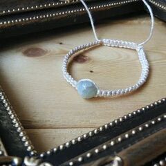 ホワイトベージュの天然石のマクラメブレスレット