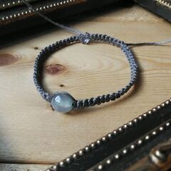 半透明の天然石のマクラメブレスレット