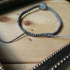 半透明の天然石のマクラメブレスレットの画像
