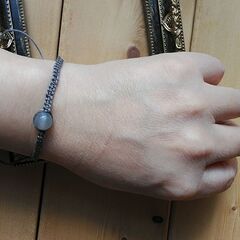 半透明の天然石のマクラメブレスレットの画像