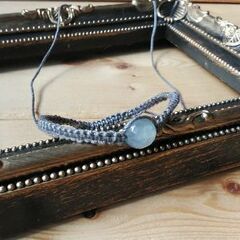 半透明の天然石のマクラメブレスレットの画像